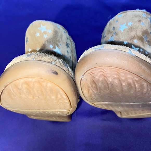 Toddler 12 tan silver stars ugg boots - Picture 5 of 6